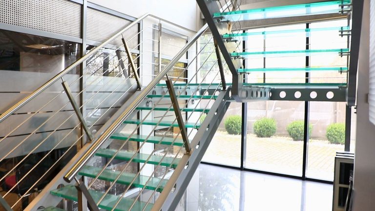 Dlaczego odpowiednie balustrady są ważne dla bezpieczeństwa schodów